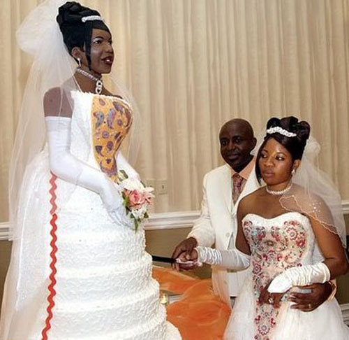 crazy wedding cake I 39m not sure why this bride is so unhappy and the groom